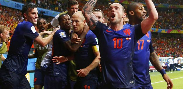 Hollanda, İspanya'ya gol yağdırdı