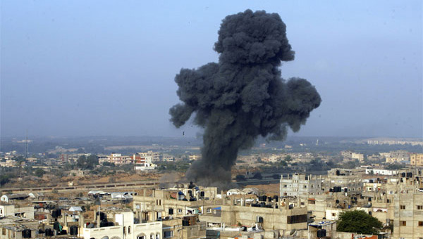 İsrail Gazze'yi peş peşe bombaladı