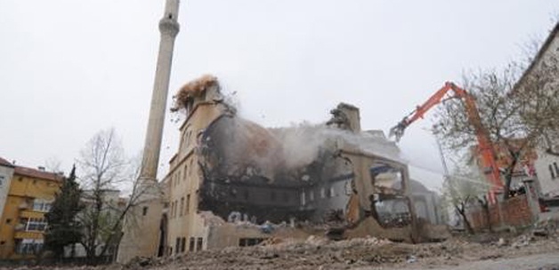 Suriye'de bine yakın cami yıkıldı