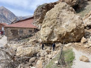 İncirli köyünde dağlardan kopan dev kayalar evlere ağır hasar verdi