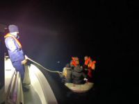 Bodrum açıklarında motoru denize düşen lastik bottaki 7 düzensiz göçmen kurtarıldı