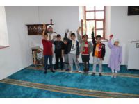 Afyonkarahisar'da köy imamı camiye gelen çocuklara ikramda bulunup birlikte oyun oynuyor