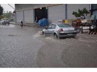 Bilecik'te şiddetli yağış sürücülere zor anlar yaşattı