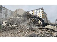 Diyarbakır'da depremde ağır hasar gören ve yıkımına başlanan binanın kalan kısmı çöktü