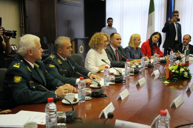 İtalya Savunma Bakanı Trenta Makedonya'da
