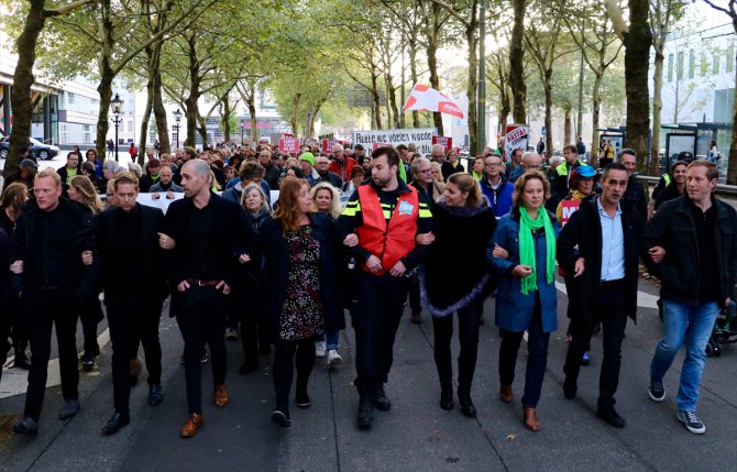 Hollanda'da kamu çalışanlarından hükümet karşıtı protesto
