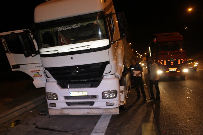Adana'da otomobil tıra çarptı: 1 yaralı