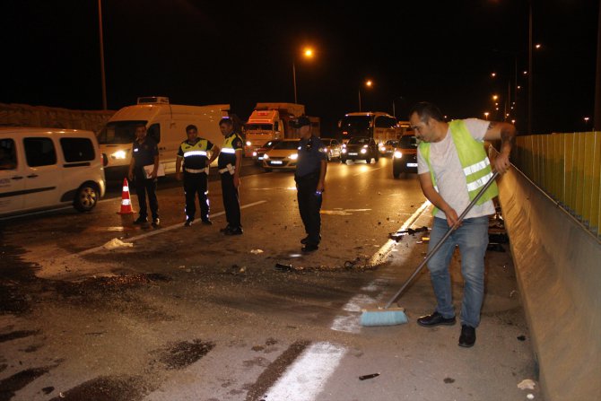 Adana'da otomobil tıra çarptı: 1 yaralı