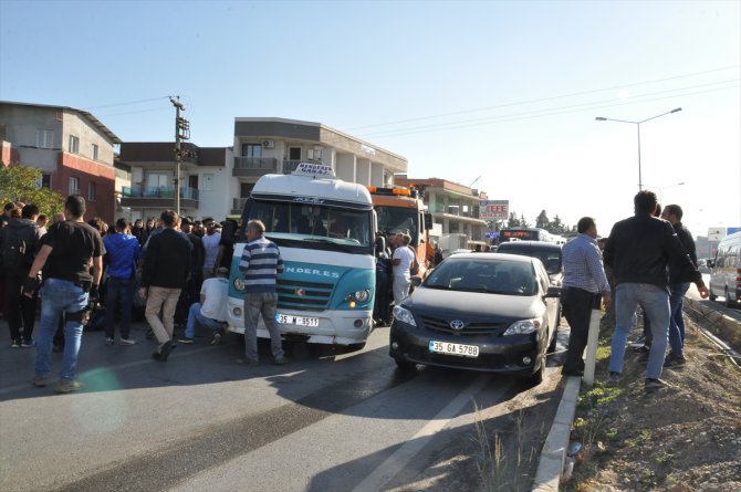 İzmir'de kamyon yolcu minibüsüne çarptı: 13 yaralı