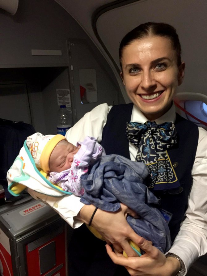 "Benel" bebek THY uçağında doğdu