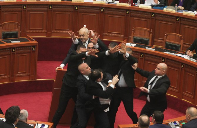 Arnavutluk meclisinde Başbakan'a yumurta atıldı