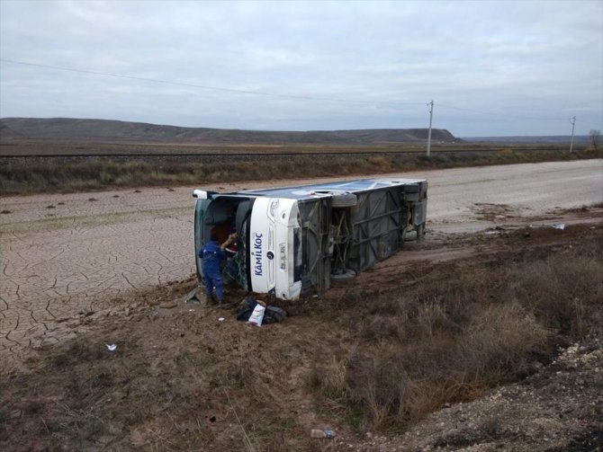 Yozgat'ta yolcu otobüsü devrildi: 1 ölü, 20 yaralı
