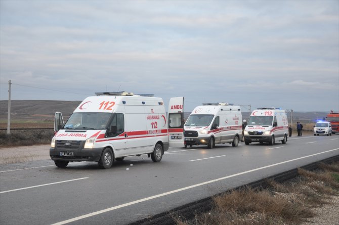 GÜNCELLEME - Yozgat'ta yolcu otobüsü devrildi: 1 ölü, 18 yaralı