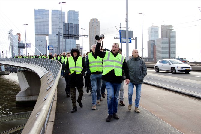 Hollanda'da sarı yelekliler hükümeti protesto etti