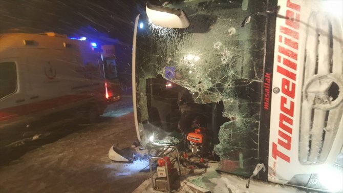 Kırşehir'de yolcu otobüsü devrildi