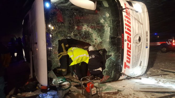 GÜNCELLEME - Kırşehir'de yolcu otobüsü devrildi