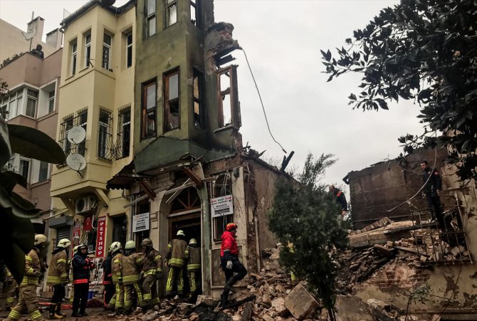GÜNCELLEME 2 - Fatih'te dün gece yanan bina çöktü