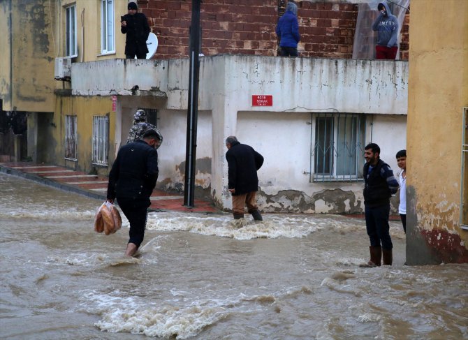 Akhisar'da su baskını nedeniyle tren seferleri durdu
