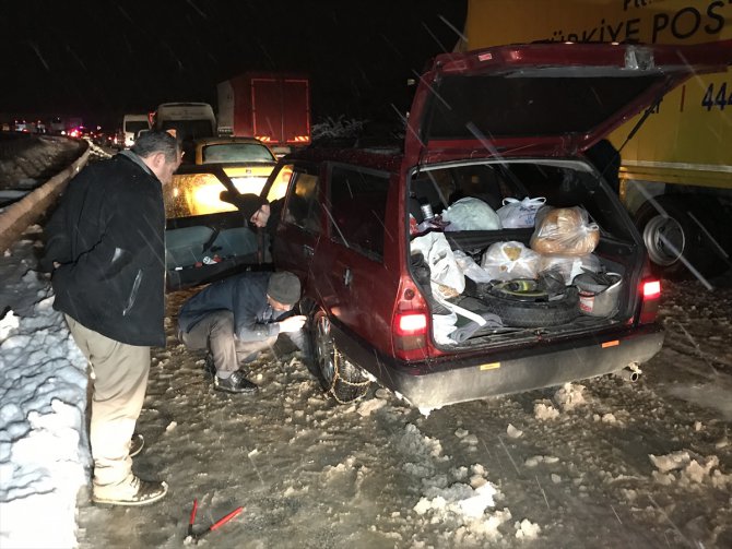 Karabük'te kar yağışı nedeniyle kapanan yol açıldı