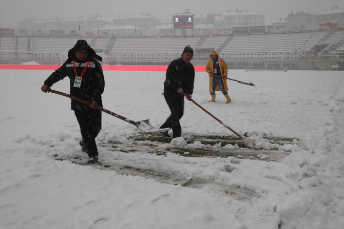 Bolu Atatürk Stadı'nın zemini karla kaplandı