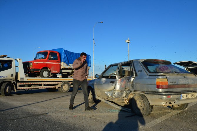 Şanlıurfa'da minibüs ile otomobil çarpıştı: 5 yaralı