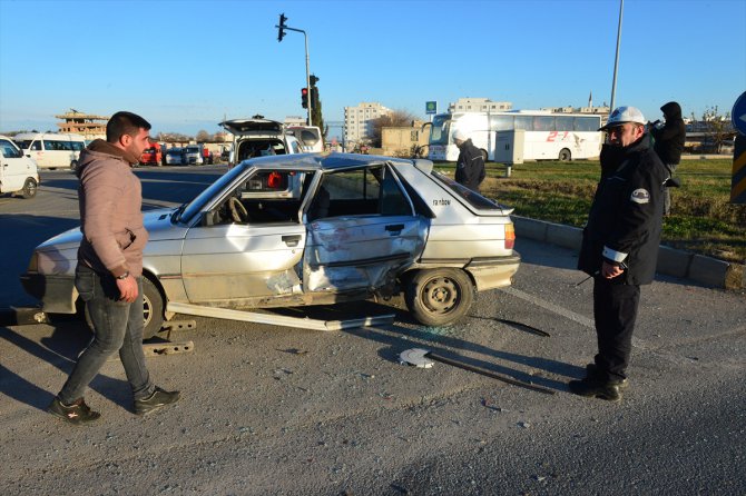 Şanlıurfa'da minibüs ile otomobil çarpıştı: 5 yaralı