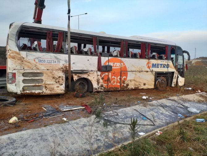 Beykoz'da yolcu otobüsü devrildi