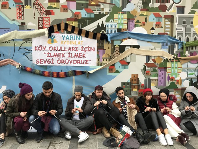 Taksim'de çocuklar için atkı ve bere ördüler