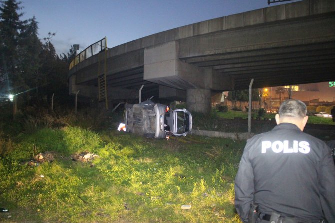 Otomobil köprülü kavşaktan düştü: 4 yaralı