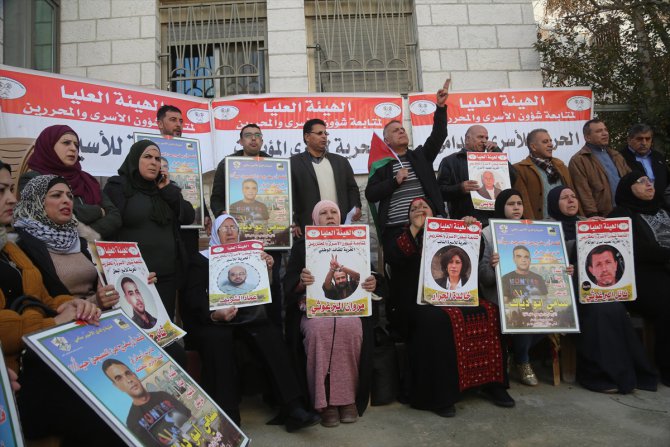 Filistinlilerden Ofer cezaevindeki tutuklulara destek gösterisi