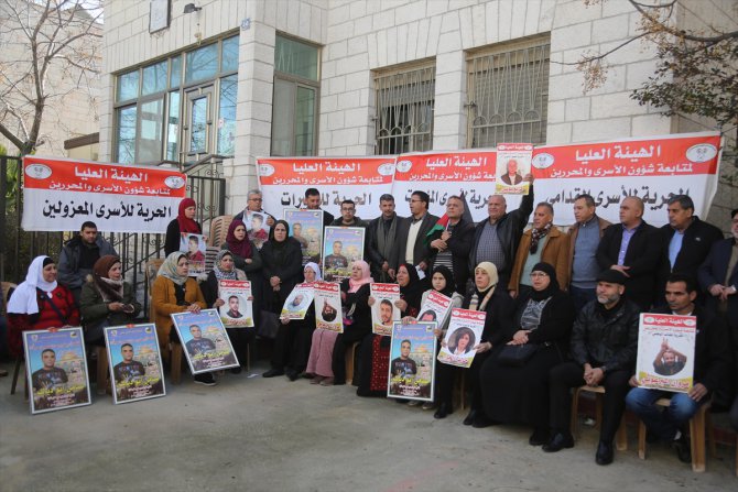 Filistinlilerden Ofer cezaevindeki tutuklulara destek gösterisi
