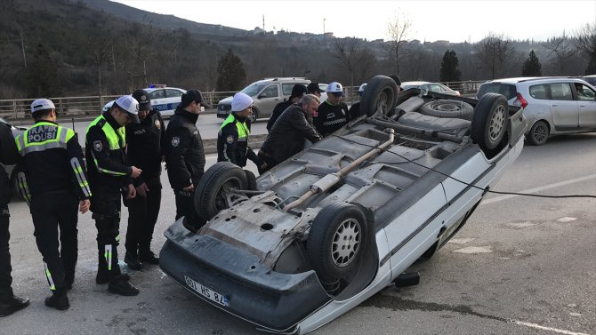 Karabük'te, devrilen otomobildeki çift yaralandı