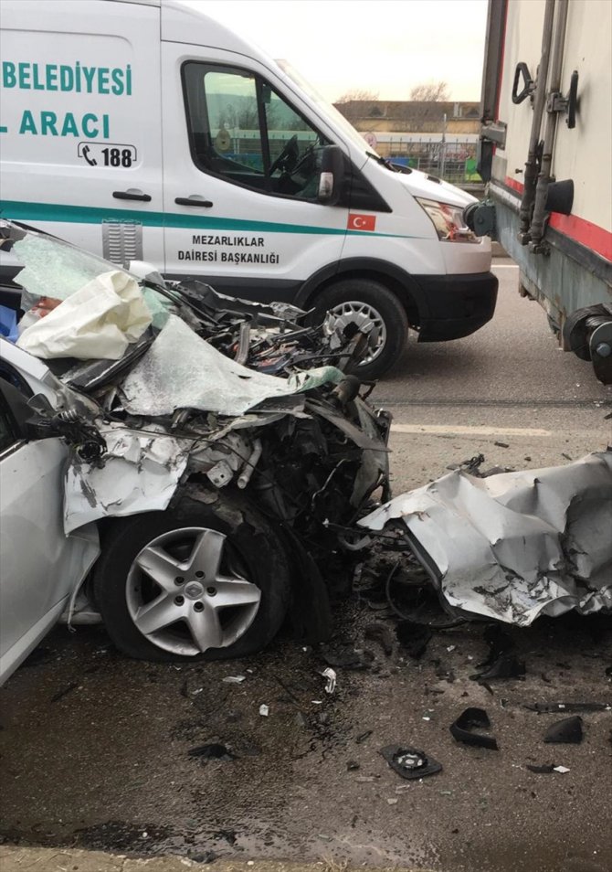 Manisa'da otomobil kamyona çarptı: 1 ölü, 2 yaralı