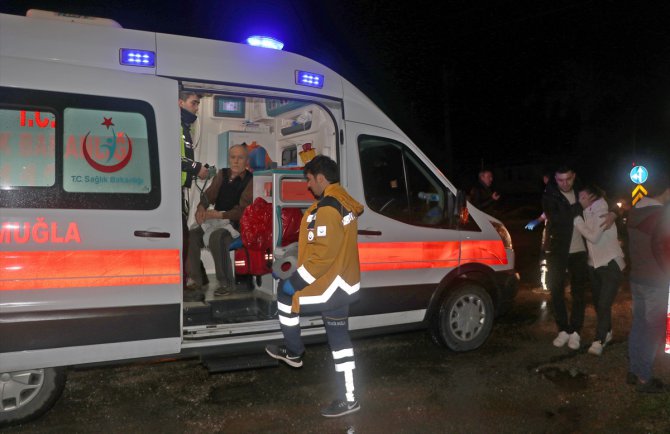 Muğla'da otomobil kanala devrildi: 2 yaralı