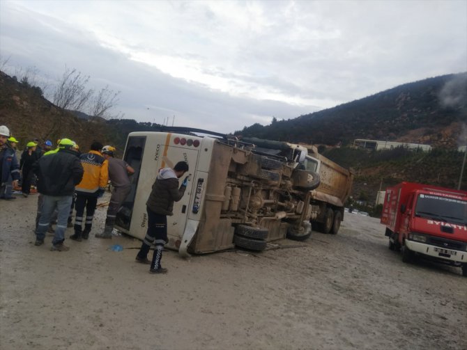 İşçi servisiyle kamyon çarpıştı: 1 ölü, 25 yaralı