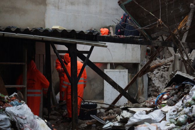 GÜNCELLEME - İzmir'de 3 katlı metruk bina çöktü
