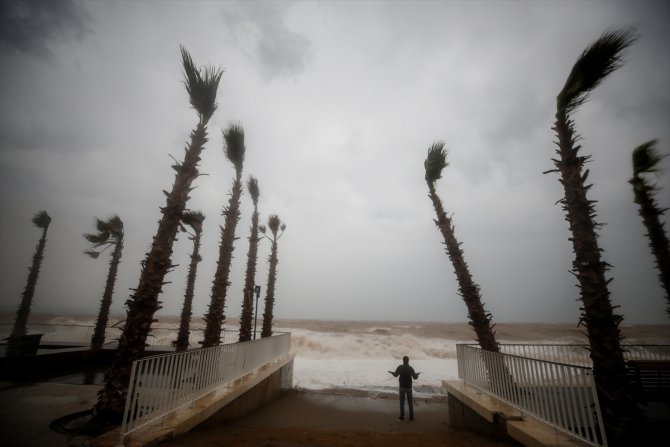 Antalya'da kuvvetli fırtına ve yağış