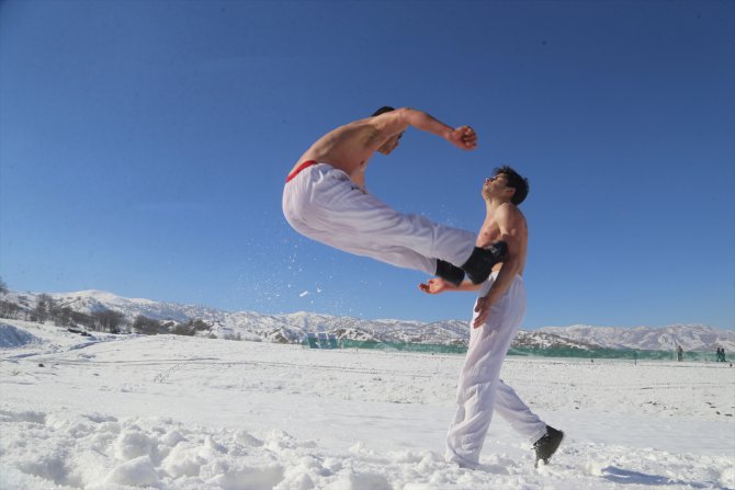 Iraklı çocuklar karda karate eğitimi alıyor