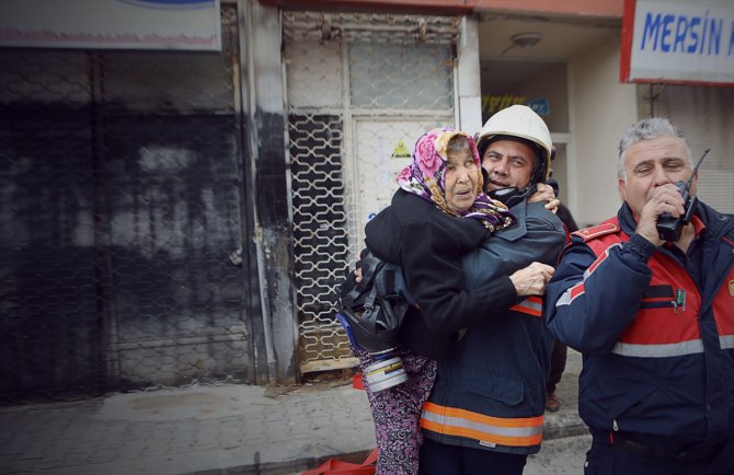 Mersin'de yangında mahsur kalanları itfaiye kurtardı