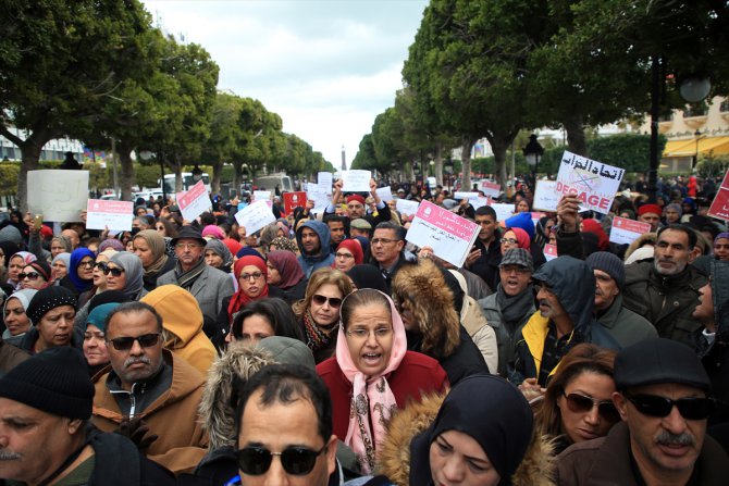 Tunus'ta öğrenci velileri imtihanların aksamasını protesto etti