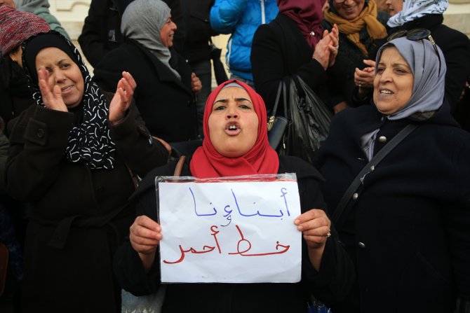 Tunus'ta öğrenci velileri imtihanların aksamasını protesto etti