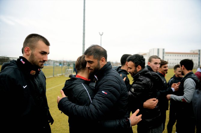 Eskişehirspor'da lisansı çıkmayan 9 futbolcu tesislerden ayrıldı
