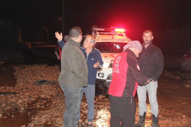 Antalya'da selde mahsur kalan 20 kişi kurtarıldı