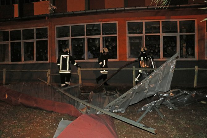 Denizli'de rüzgar nedeniyle okulun çatısı zarar gördü