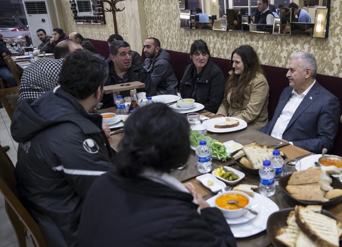 Binali Yıldırım, Ümraniye'de vatandaşlarla çorba içti