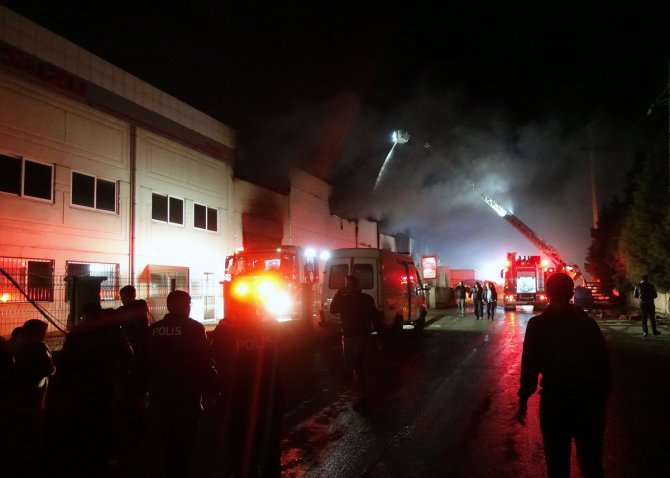 İzmir'de geri dönüşüm tesisinde yangın