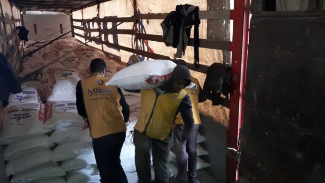İdlib'deki ailelere 25 ton un yardımı
