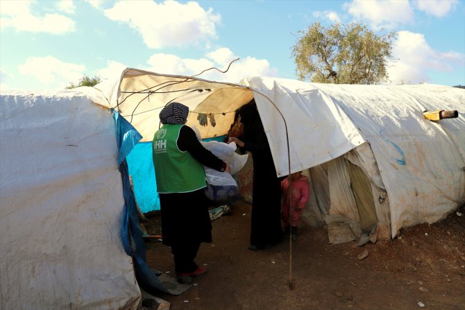 İHH Suriye'deki kamplarda 7 bin battaniye dağıttı