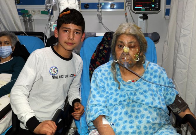 "Kahraman çocuk"tan yangından kurtardığı yaşlı kadına ziyaret