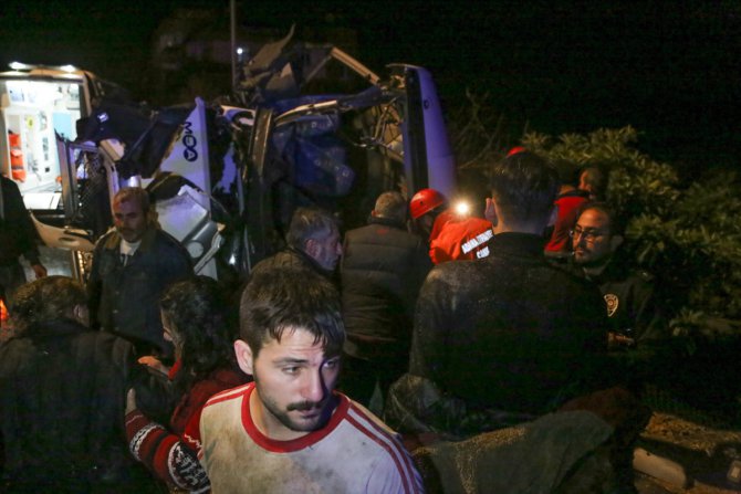 Adana’da midibüs devrildi: 3 ölü, 8 yaralı